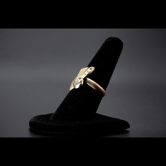 Stunning 14k Ribbon Style Ring - Picture 3 of 3